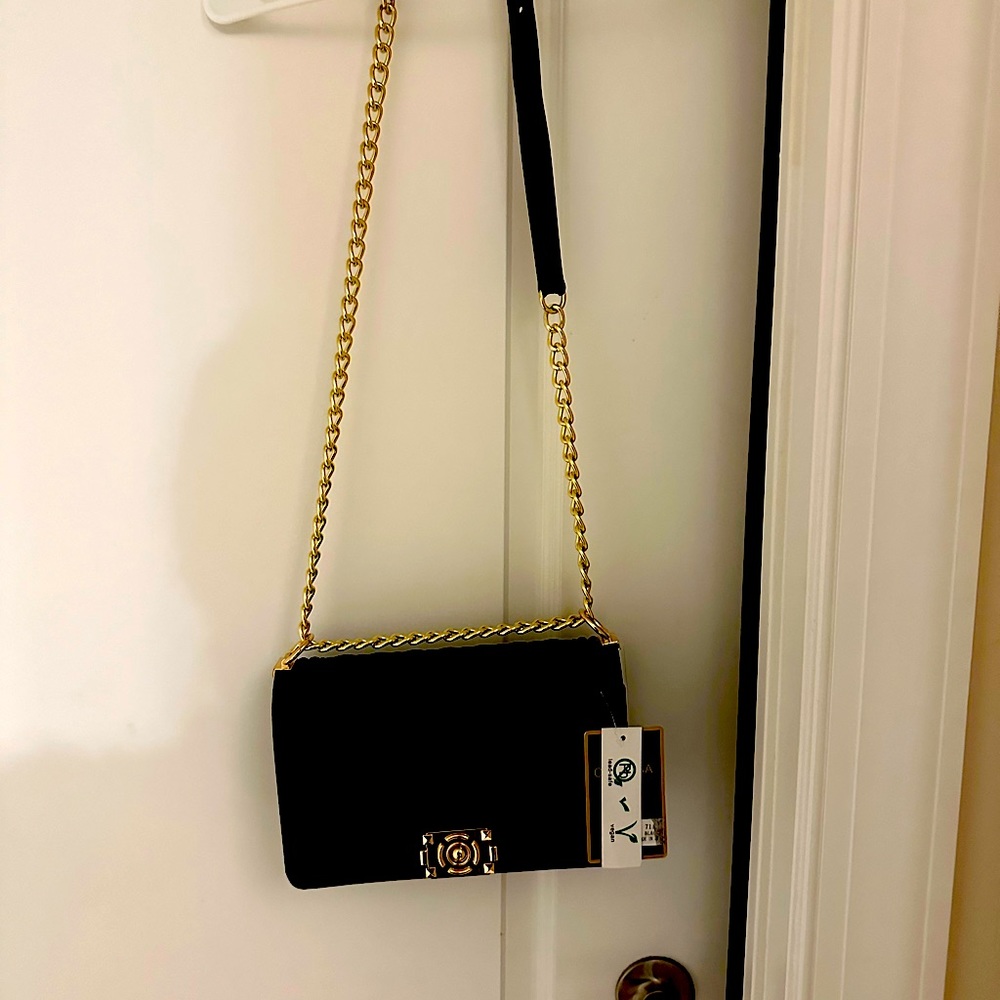 Black purse. Perfect for an evening out! Still has tags